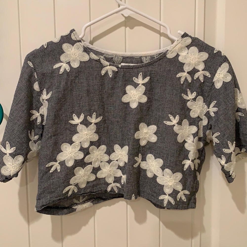 Stylenanda crop top floral embroidered
